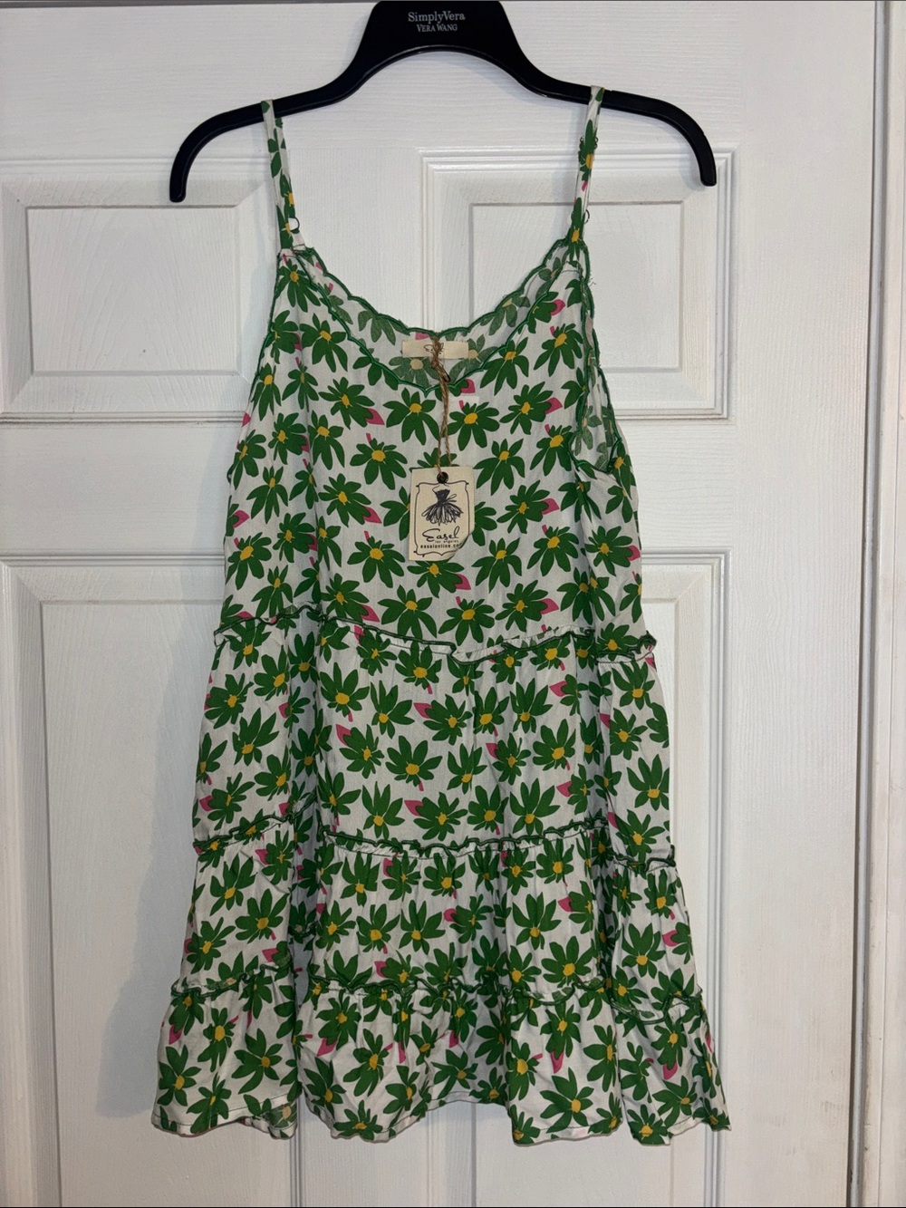 Easel Green Daisy Print with Pink Accents Tiered Tank Top Medium New